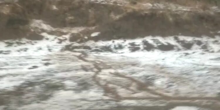 बापरे : २० मिनिटे गारांनी झोडपले,तुफानी वाऱ्यासह अवकाळी पावसामुळे शेतकरी चिंतेत