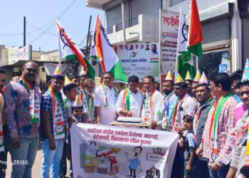 एप्रिल फुलचा दिवस म्हणजे मोदी विकासाचा वाढदिवस, राष्ट्रवादी युवकतर्फे केक कापून निषेध आंदोलन