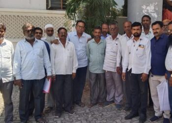 महिलांना बसमध्ये ५० टक्के सवलत,टॅक्सी परवाना धारकांवर आर्थिक संकट,जिल्हाधिकाऱ्यांना दिले निवेदन