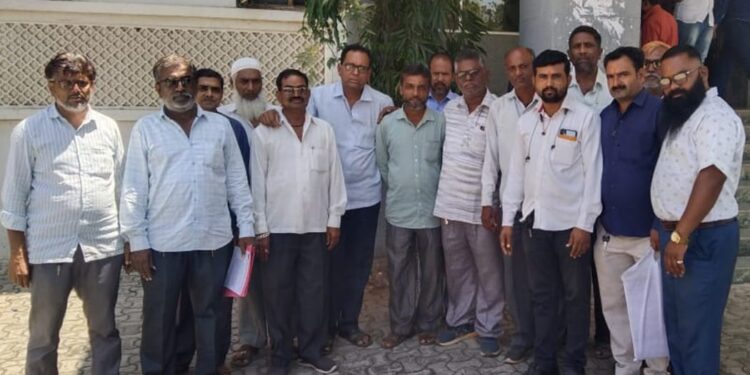 महिलांना बसमध्ये ५० टक्के सवलत,टॅक्सी परवाना धारकांवर आर्थिक संकट,जिल्हाधिकाऱ्यांना दिले निवेदन