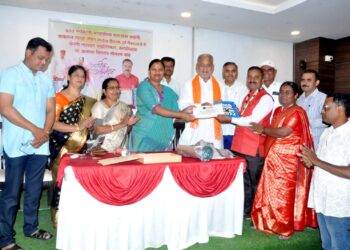 नखचित्र कलेद्वारे साकारलेल्या भगवद्गीतेची ‘इंडिया बुक ऑफ द रेकॉर्ड’ मध्ये नोंद,खा.डॉ.हीना गावित,माजी आ.चंद्रकांत रघुवंशी यांनी केला सत्कार