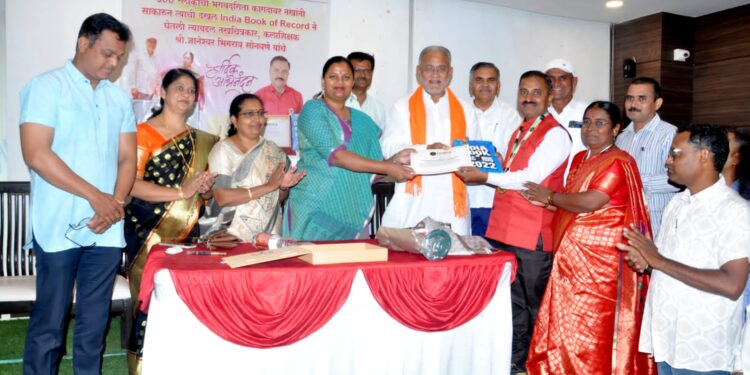 नखचित्र कलेद्वारे साकारलेल्या भगवद्गीतेची ‘इंडिया बुक ऑफ द रेकॉर्ड’ मध्ये नोंद,खा.डॉ.हीना गावित,माजी आ.चंद्रकांत रघुवंशी यांनी केला सत्कार