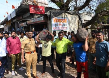 माळीवाडा परिसरात अक्षय तृतीया निमित्त दगड उचलण्याची प्रथा कायम