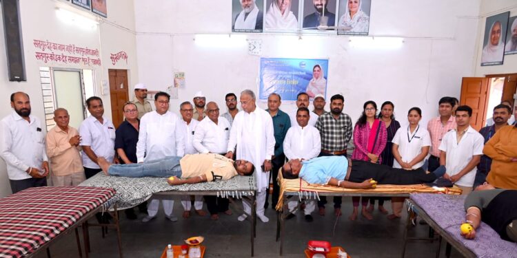  संत निरंकारी मंडळातर्फे शिबिराप्रसंगी ७३ रक्तदात्यांनी केले रक्तदान