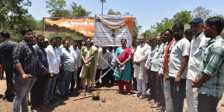 आष्टे येथे पालकमंत्री डॉ.विजयकुमार गावित यांच्या हस्ते नविन पुलाचे भूमीपूजन