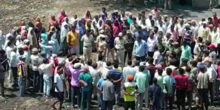 वनविभागाच्या पथकाने 1525 हेक्टर वरील अतिक्रमण नष्ट करीत वनजमीन घेतली ताब्यात