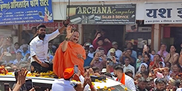 नंदनगरीत  पं.प्रदीप मिश्रांचे उत्साहात स्वागत, हजारो नागरिक उतरले रस्त्यावर