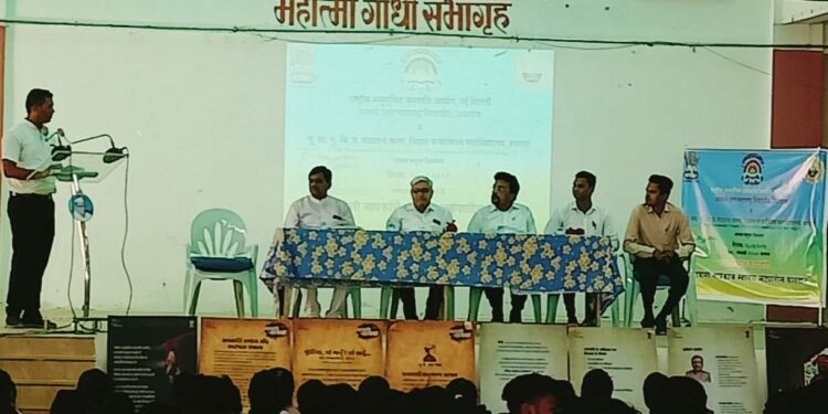 शहादा महाविद्यालयात आदिवासी क्रांतिकारकांच्या स्वातंत्र्य लढ्यातील योगदानावर व्याख्यानासह प्रदर्शन