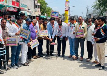 पंतप्रधान नरेंद्र मोदी यांच्या विकासाचा वाढदिवस,शिंदखेडा येथे राष्ट्रवादीचे अनोखे आंदोलन