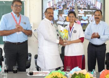 पालकमंत्री डॉ.विजयकुमार गावित यांनी दिली वैद्यकीय महाविद्यालयास भेट, चांगले डॉक्टर बनुन रुग्णांची सेवा करण्याचे केले आवाहन