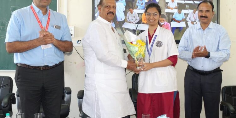 पालकमंत्री डॉ.विजयकुमार गावित यांनी दिली वैद्यकीय महाविद्यालयास भेट, चांगले डॉक्टर बनुन रुग्णांची सेवा करण्याचे केले आवाहन