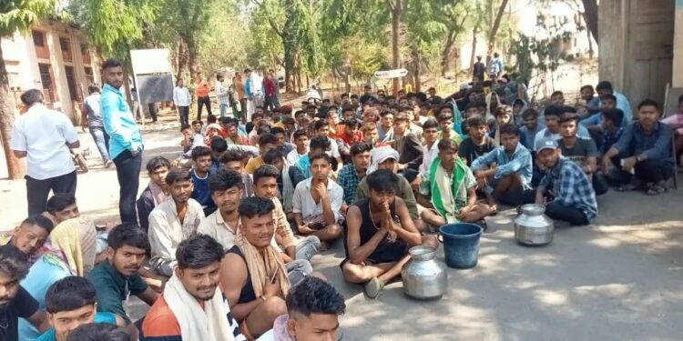 नंदूरबार येथे सुविधा मिळत नसल्याने आयटीआय वस्तीगृहातील विद्यार्थ्यांचे ठिय्या आंदोलन