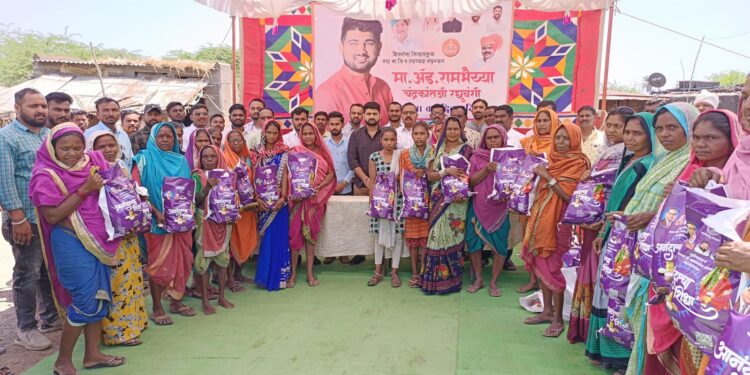 होळ तर्फे हवेली ग्रामपंचायतीच्या वतीने ग्रामस्थांना मोफत आनंदाच्या शिधेचे ॲड.राम रघुवंशी यांच्या हस्ते वाटप