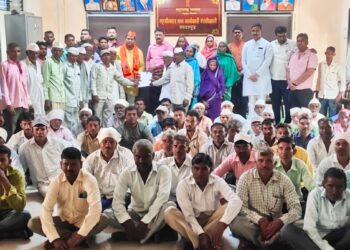 वनजमीन धारकांना सातबारा उतारा गट क्रमांक देण्याच्या मागणीसाठी भरत गावीत यांच्या नेतृत्वात शेकडो नागरिकांनी दिले निवेदन