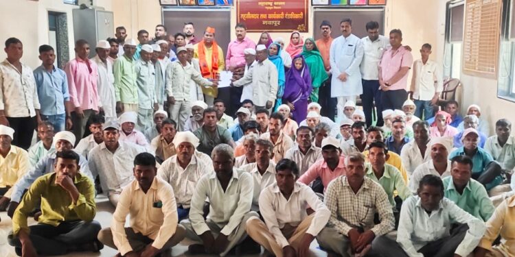 वनजमीन धारकांना सातबारा उतारा गट क्रमांक देण्याच्या मागणीसाठी भरत गावीत यांच्या नेतृत्वात शेकडो नागरिकांनी दिले निवेदन