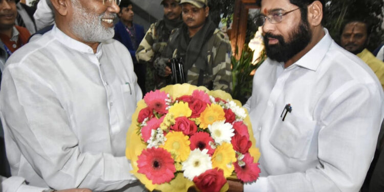 मुख्यमंत्री एकनाथ शिंदे यांचे उत्तर प्रदेशात जल्लोषात स्वागत