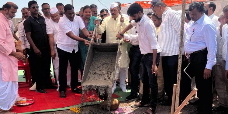 आदिवासी विकास विभागाच्या शासकीय आश्रमशाळा, वसतीगृह इमारतींचे बांधकाम दोन वर्षात पूर्ण करणार – मंत्री डॉ. गावित