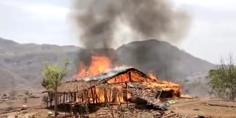 थुवानी येथे गरिब कुटुंबाचे घर जळून खाक लाखोंचे नुकसान