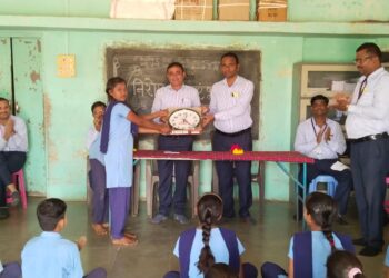 आश्रमशाळा जळखे येथे  इ.7 वी च्या विध्यार्थ्यांचा निरोप