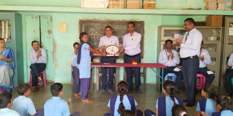 आश्रमशाळा जळखे येथे  इ.7 वी च्या विध्यार्थ्यांचा निरोप