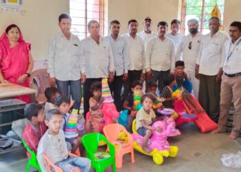 काकर्दे ग्रामपंचायततर्फे बालकांना साहित्य वाटप