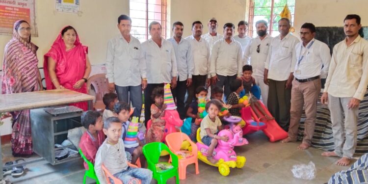 काकर्दे ग्रामपंचायततर्फे बालकांना साहित्य वाटप