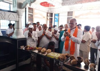 शिवसेना प्रणित शेतकरी विकास पॅनलचा प्रचाराचे  माजी आ.चंद्रकांत रघुवंशी यांच्या हस्ते प्रचाराचे नारळ फुटले