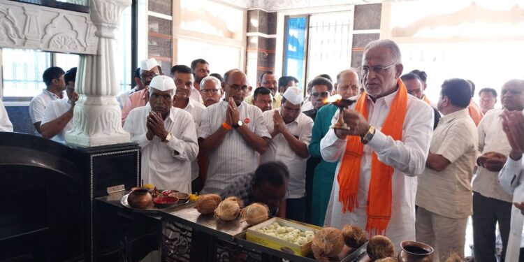 शिवसेना प्रणित शेतकरी विकास पॅनलचा प्रचाराचे माजी आ.चंद्रकांत रघुवंशी यांच्या हस्ते प्रचाराचे नारळ फुटले