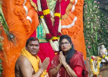 साखर कारखान्याचे चेअरमन भरत गावित व सभापती संगीता गावित यांनी केली सप्तश्रृंगी मातेची विधिवत पूजा