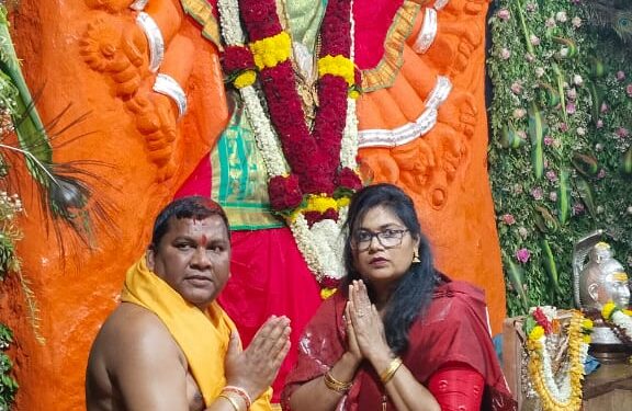 साखर कारखान्याचे चेअरमन भरत गावित व सभापती संगीता गावित यांनी केली सप्तश्रृंगी मातेची विधिवत पूजा