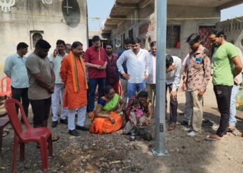 अक्कलकुवा व सोरापाडा येथे हाय मस्ट लॅम्पचे आ. आमश्या पाडवी यांच्या हस्ते लोकार्पण