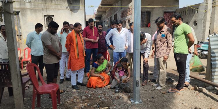 अक्कलकुवा व सोरापाडा येथे हाय मस्ट लॅम्पचे आ. आमश्या पाडवी यांच्या हस्ते लोकार्पण