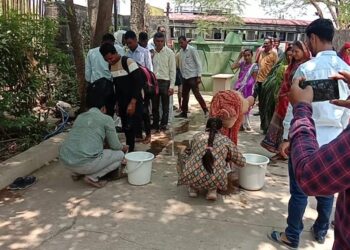 नंदूरबार येथील शेतकऱ्यांचे त्यांनी केले पाय धुवून स्वागत