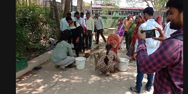 नंदूरबार येथील शेतकऱ्यांचे त्यांनी केले पाय धुवून स्वागत