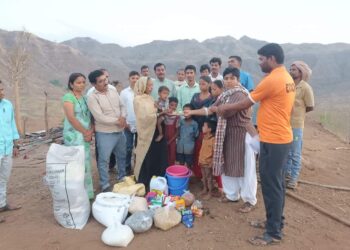 माणुसकी जिवंत आहे : आगीत संसाराची झाली राख, नागरिकांनी दिला मदतीचा हात