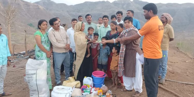 माणुसकी जिवंत आहे : आगीत संसाराची झाली राख, नागरिकांनी दिला मदतीचा हात