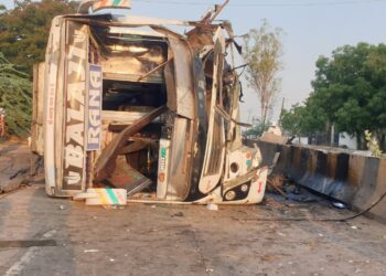 खासगी लक्झरी अपघात प्रकरणी चौघांना नंदूरबार रुग्णालयात हलविले, चालकाविरुद्ध गुन्हा दाखल