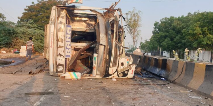 खासगी लक्झरी अपघात प्रकरणी चौघांना नंदूरबार रुग्णालयात हलविले, चालकाविरुद्ध गुन्हा दाखल