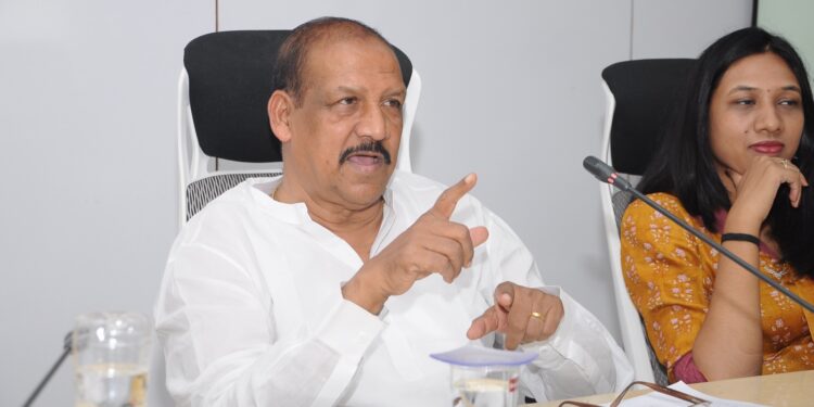 सर्व सुविधांनीयुक्त इनडोअर स्टेडियमची उभारणी करावी ;तालुका क्रीडा संकुलाचे काम तात्काळ सुरू करावे :पालकमंत्री डॉ. विजयकुमार गावित