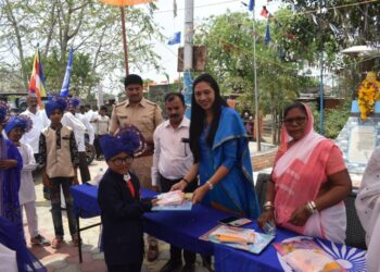 कोळदा येथे जि. प.अध्यक्षा डॉ.सुप्रिया गावीत यांच्या हस्ते शैक्षणिक साहित्य वाटप