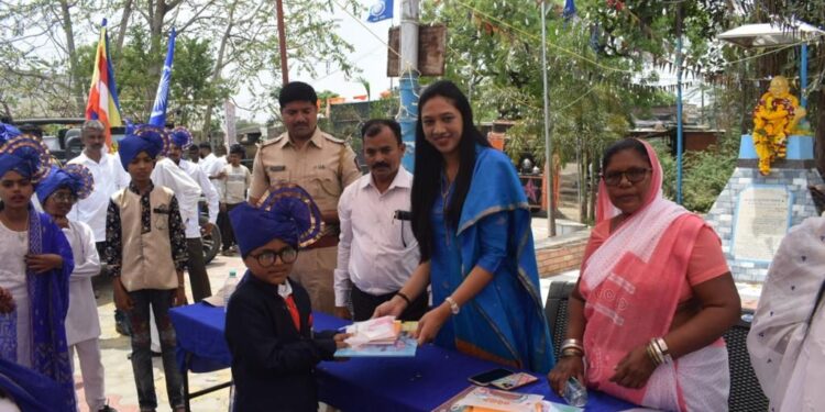 कोळदा येथे जि. प.अध्यक्षा डॉ.सुप्रिया गावीत यांच्या हस्ते शैक्षणिक साहित्य वाटप