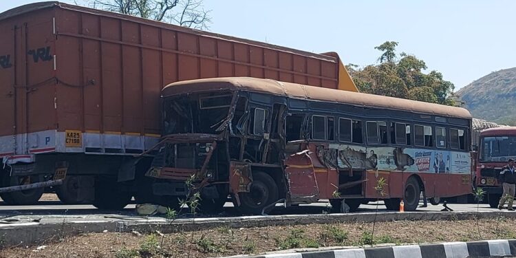 कोंडाईबारी घाटात बस, ट्रक व ट्रेलरचा अपघात, सात प्रवासी जखमी