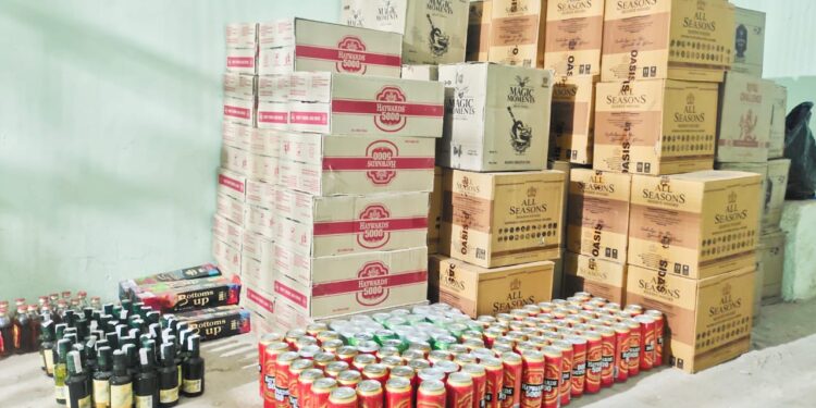 मोठ्ठी बातमी : विशेष पोलीस महानिरक्षक व नवापूर पोलिसांच्या  संयुक्त कारवाईत देशीविदेशी मद्यसाठ्यासह 90 लाखांचा मुद्देमाल जप्त, 15 जणांना अटक