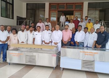 रघुवंशी परिवाराचे सामाजिक दातृत्वातून माजी आ.चंद्रकांत रघुवंशी यांच्या हस्ते पालिकेला २ शववाहिनी सुपूर्द