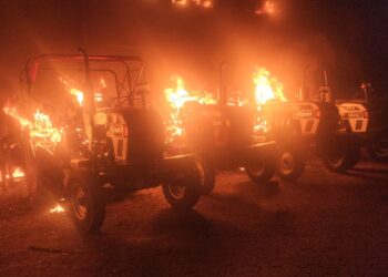 भीषण घटना : शहादा येथे ट्रॅक्टरच्या शोरूमला भीषण आग, ६  ट्रॅक्टर व ९ इलेक्ट्रिक बाईक जळून खाक