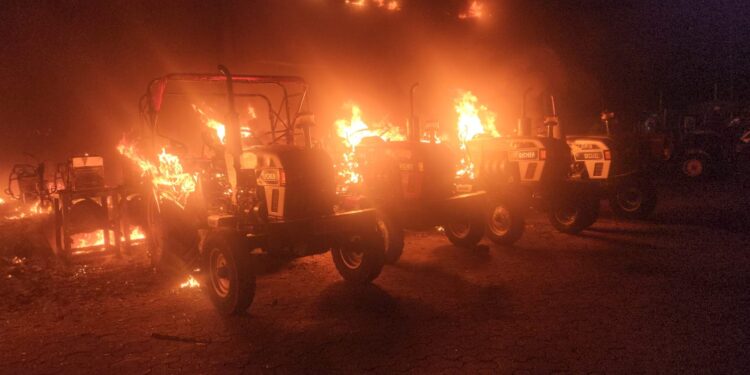 भीषण घटना : शहादा येथे ट्रॅक्टरच्या शोरूमला भीषण आग, ६  ट्रॅक्टर व ९ इलेक्ट्रिक बाईक जळून खाक