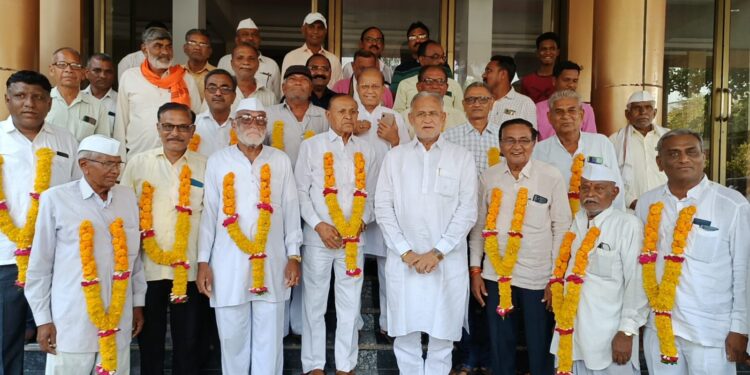 शेतकरी सहकारी संघावर शिवसेनेच्या शिंदे गटाच्या झेंडा