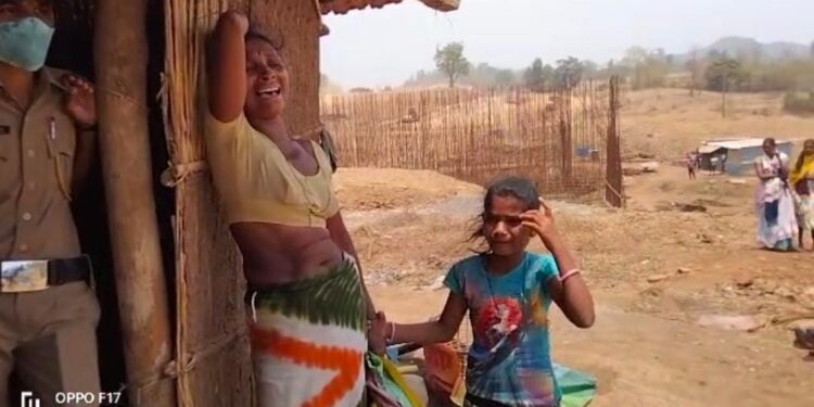 आदिवासी कुटुंबांला अमानुषपणे मारहाण करणाऱ्या दोषी अधिकाऱ्यांवर कारवाई करा, बिरसा फायटर्सची मागणी