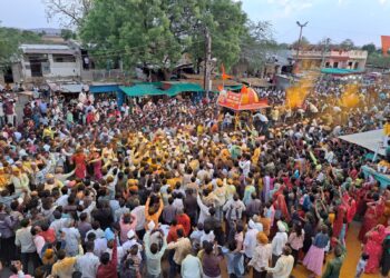 उमर्दे खुर्द येथे श्री.खंडेराव महाराज यांच्या यात्रेनिमित्त हजारोंच्या उपस्थितीत ओढण्यात आल्या बारा गाड्यांची लांगड