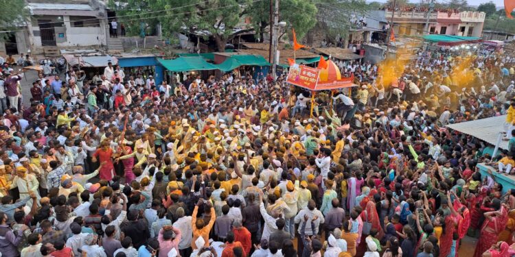 उमर्दे खुर्द येथे श्री.खंडेराव महाराज यांच्या यात्रेनिमित्त हजारोंच्या उपस्थितीत ओढण्यात आल्या बारा गाड्यांची लांगड